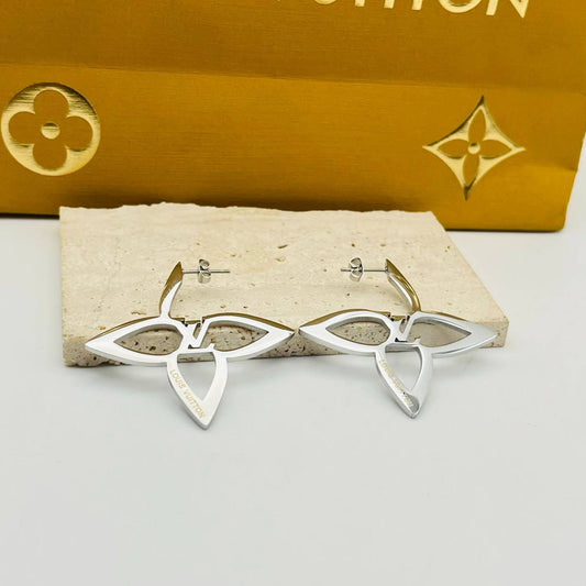 New arrival LV stainless steel with 18k gold plated earrings 
Offer price
30 dhs🪙🌨️
40 dhs🪙🌨️
with LV box and paperbag
⛔️🎁🎁🎁

Zain243
♥️♥️♥️