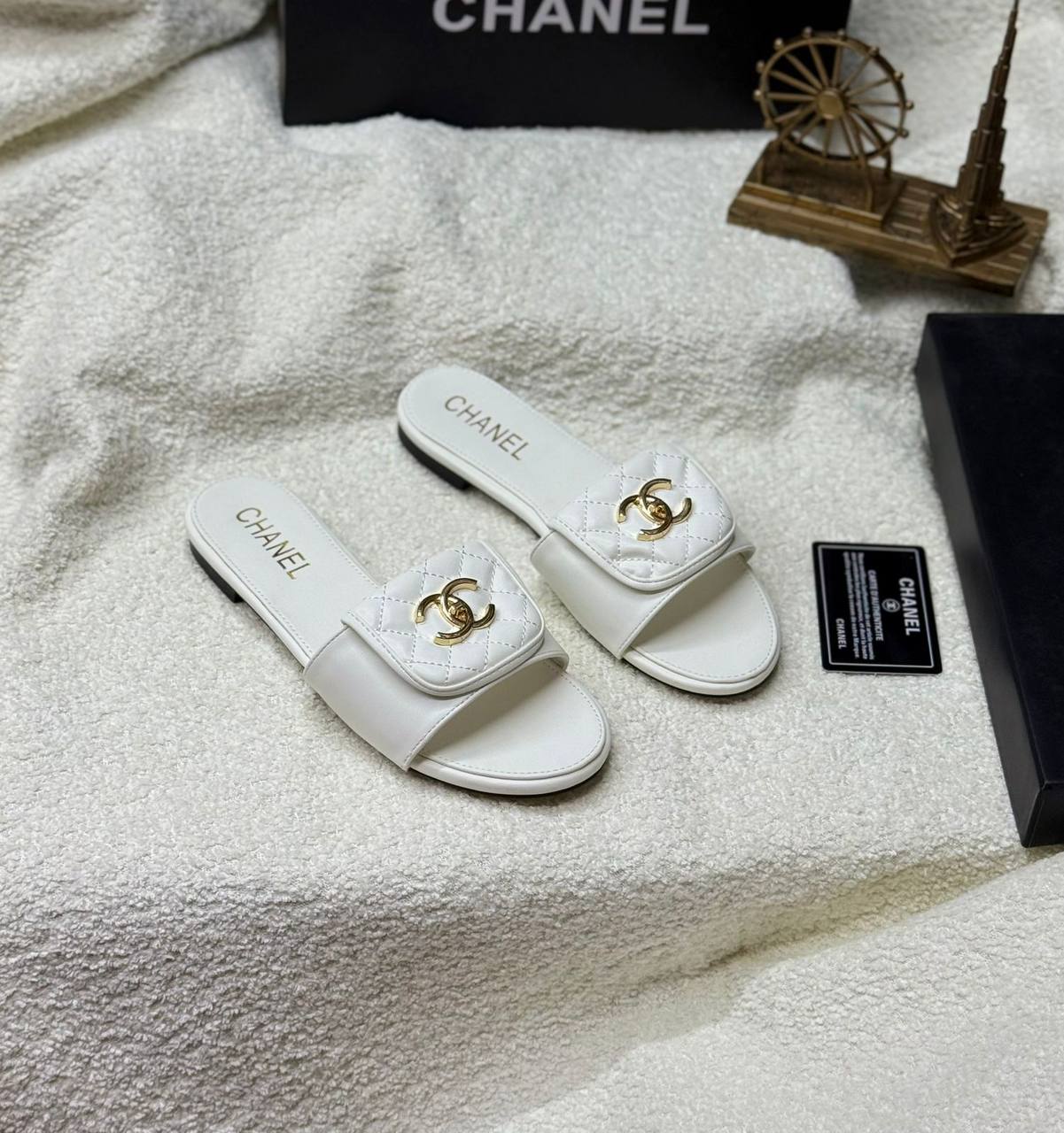 . New  chanel flat 

   Size  .  36.  to 41

85 dhs🪙🌨️

Zain80
♥️♥️♥️