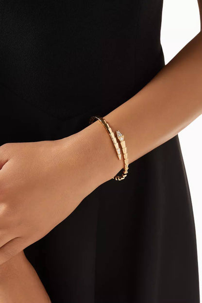 BVLGARI 
Bangle 🦋 
Master quality 💯
With normal boxes 🗃️ 
 85 dhs🇦🇪🇦🇪


With master box 📦 
125 dhs🇦🇪🇦🇪

Zain216
♥️♥️♥️