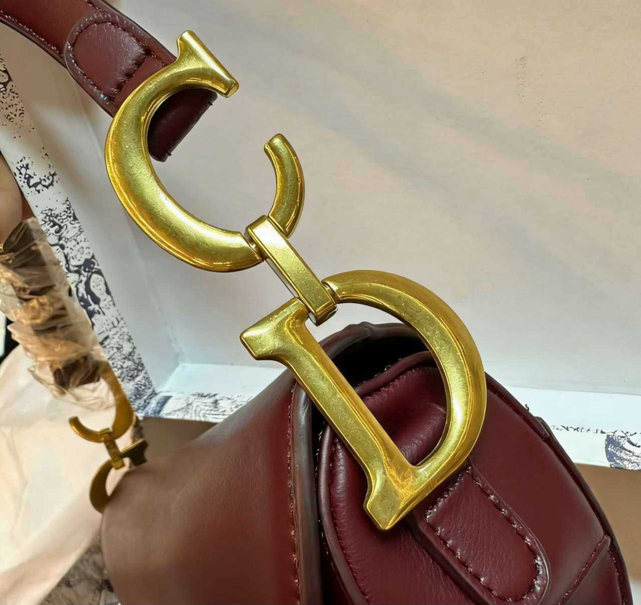 DIOR
 GOOD QUALITY 
WITH BOX
120 dhs✅

Zain295
♥️♥️♥️