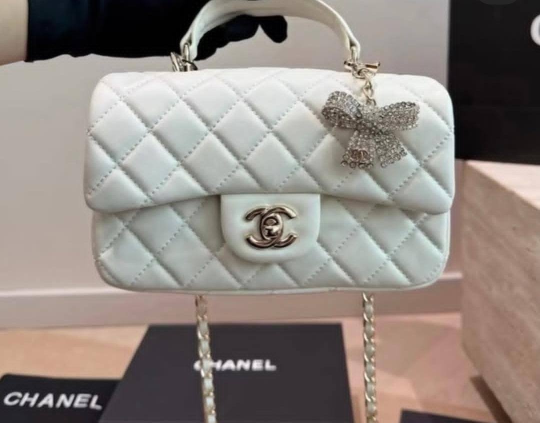 Chanel FALL-WINTER MINI CLASSIC HANDBAG
Master quality
20cm with box
240 dhs💛

Zain95
♥️♥️♥️