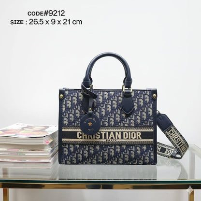 CHRISTIAN DIOR
ᴏɴ ᴛʜᴇ ɢᴏ ᴛᴏᴘ ʜᴀɴᴅʟᴇ 
ᴄʀᴏss ʙᴏᴅʏ ʙᴀɢ
ᴄᴀɴᴠᴀs & ʟᴇᴀᴛʜᴇʀ ᴍᴀᴛᴇʀɪᴀʟ
ᴡɪᴛʜ ʟᴏɴɢ ʙᴇʟᴛ sᴛʀᴀᴘ
sɪᴢᴇ: 26.5 cm

75 dhs🪙🌨️

Zain31
♥️♥️♥️