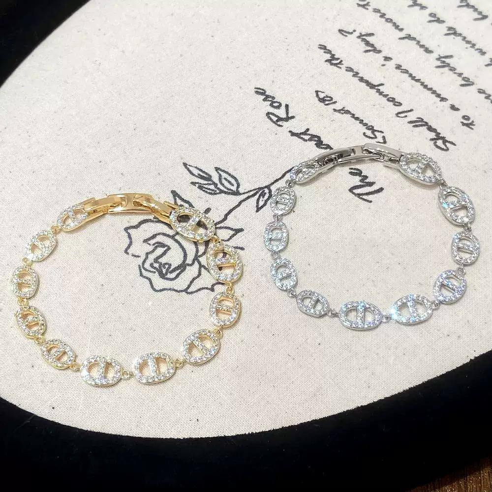 Apm 🐦‍🔥*
Bracelet ❤️‍🔥
good quality 💯
With normal boxes 📦 
40 dhs🪙🌨️
With master box 🗃️ 
50 dhs🪙🌨️

Zain216
♥️♥️♥️