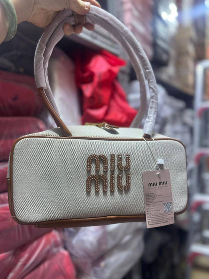 Miumiu long
1️⃣ First quality
Size : 30 ~ 24 cm
90 dhs❤️

Zain115
♥️♥️♥️