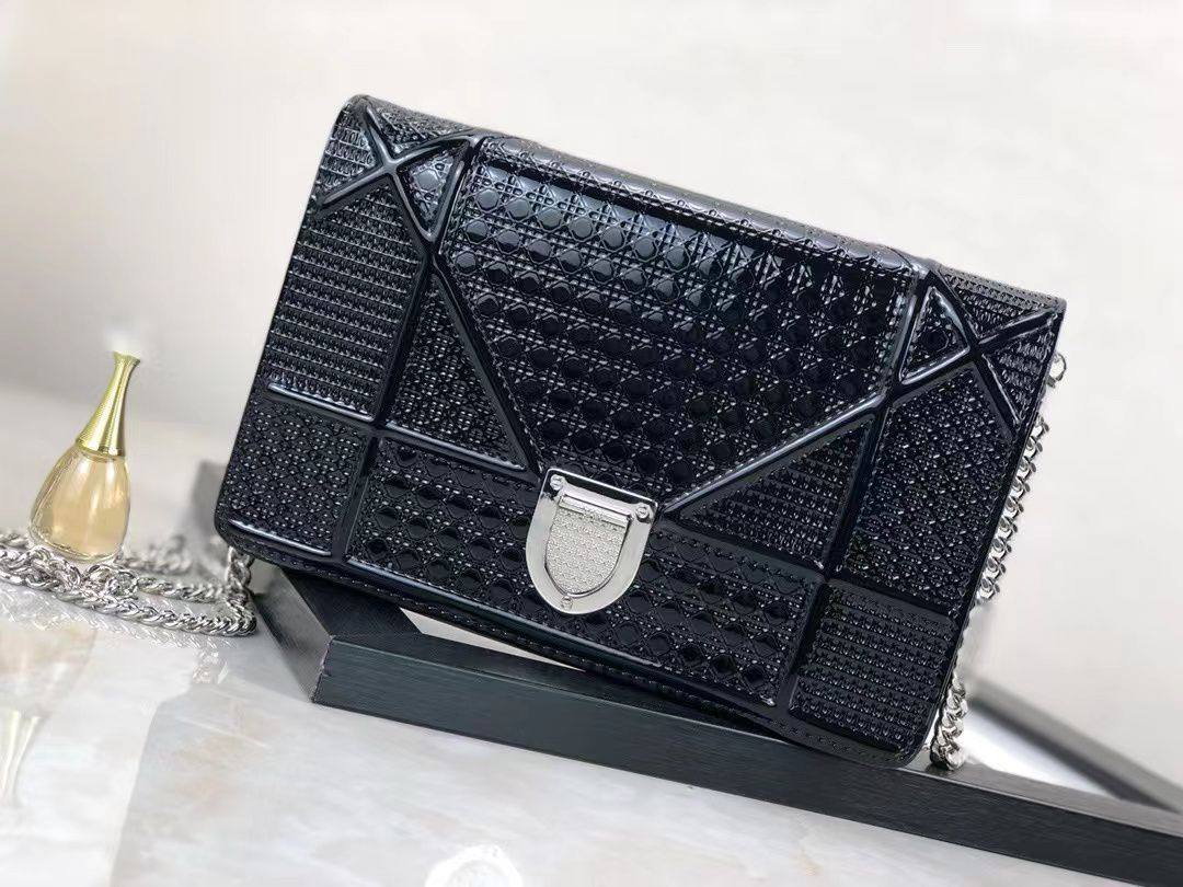Dior Diorama Flap Bag Cannage Embossed✅*
*Size 20 cm*
For Price 👇 WTSP Text Zain 0568585901

Zain274
♥️♥️♥️