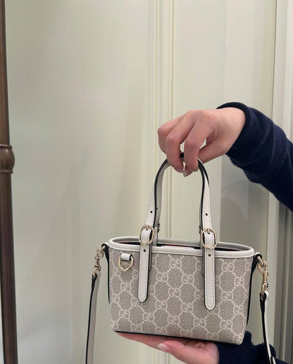 Gucci

Size：17/7/12

with box🎁

90 dhs✅

Zain07
♥️♥️♥️