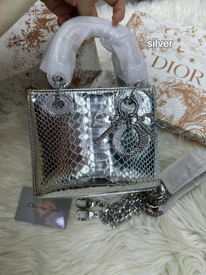 💎 Lady Dior 
1️⃣ First quality +🎁
Logo with diamond💎
Size : 17 * 14 * 7 cm
125 dhs❤️
with box 🎁

Zain115
♥️♥️♥️