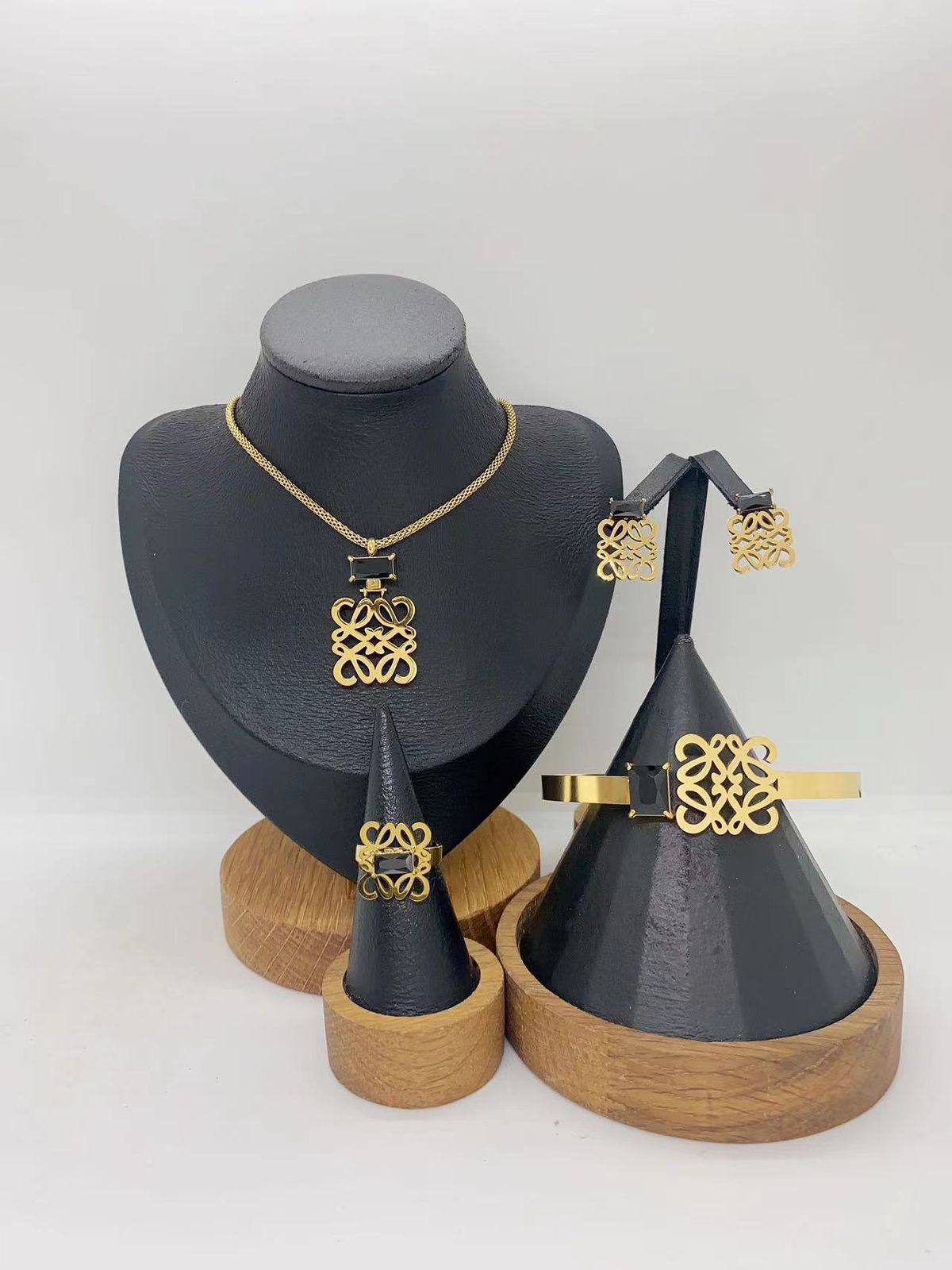 *Stainless steel SET 💯*
Necklace ❤️‍🩹
Earring 🍁
Breslat ❣️
Ring 💍 free size
With normal boxes 📦 
And paper bag 🛍️
45 dhs🪙🌨️

Zain216
♥️♥️♥️