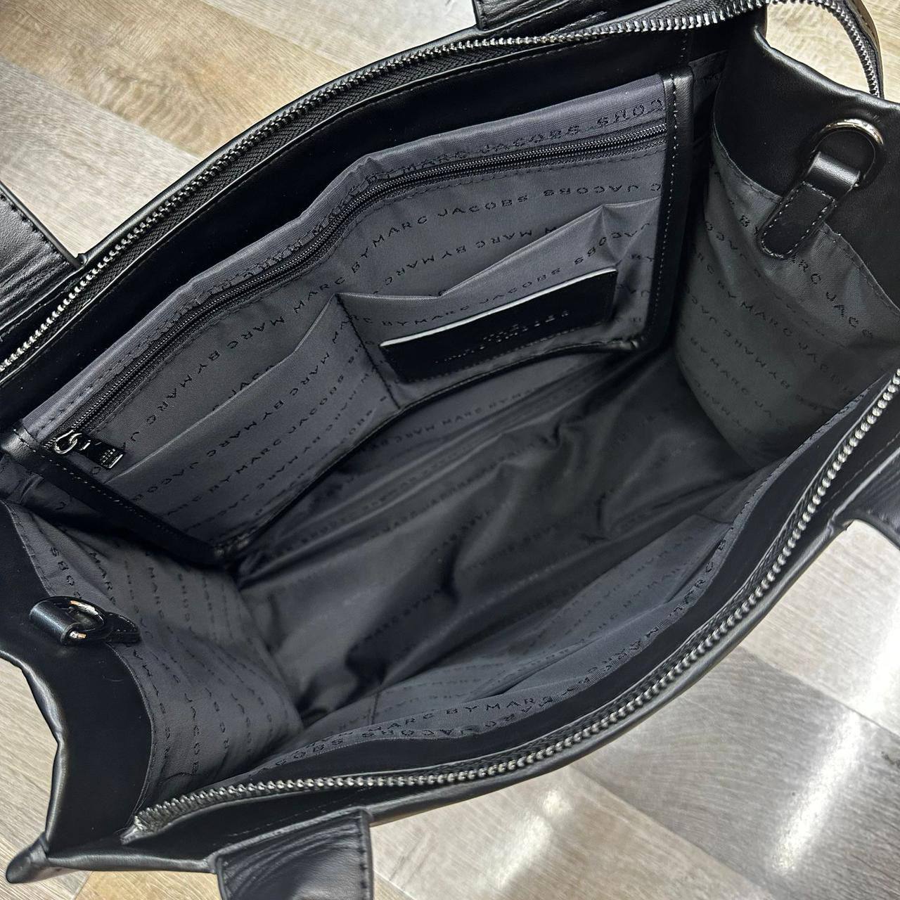 MARC JACOBS 
THE TOTE BAG NEW CAME 

GOOD QUALITY 
110 dhs🪙🖤

Zain39
♥️♥️♥️