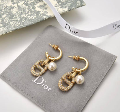 Dior CD set* 🎊
Necklace 
Earrings 
Bracelet 
Master quality 🦋

170 dhs❣️
normal box 📦

Zain48
♥️♥️♥️
