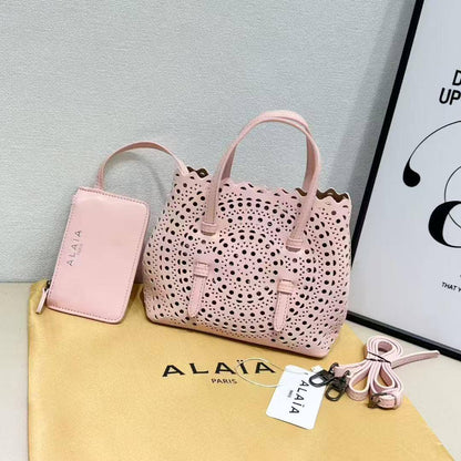 Alaia
Best quality 
90 dhs🪙🖤
size 21 cm

Zain158
♥️♥️♥️