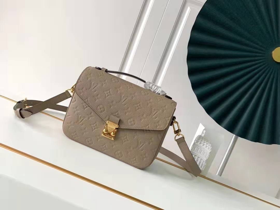 LV
Bags

with box

Zain26
♥️♥️♥️