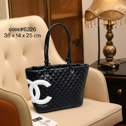 CHANEL ᴄᴀᴍʙᴏɴ ʟɪɢɴᴇ
ʟᴀʀɢᴇ ᴛᴏᴛᴇ ʙᴀɢ ᴢɪᴘᴘᴇʀ ᴛʏᴘᴇ
ǫᴜɪʟᴛᴇᴅ ʟᴇᴀᴛʜᴇʀ
ᴡɪᴛʜ ᴏғғsᴇᴛ CC ʟᴏɢᴏ
sɪʟᴠᴇʀ ʜᴀʀᴅᴡᴀʀᴇ
sɪᴢᴇ : 38 cm

70 dhs🇦🇪

Zain31
♥️♥️♥️