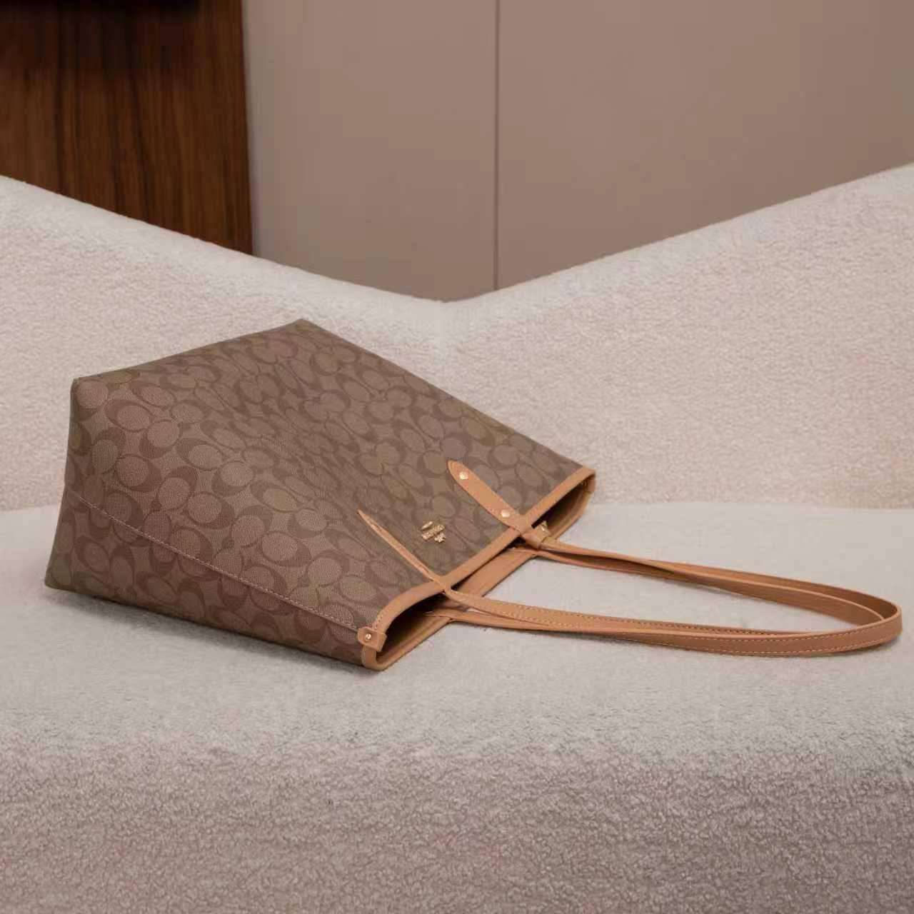 Coach
100 dhs❣️
2in1
Both sides are usable.

Zain07
♥️♥️♥️