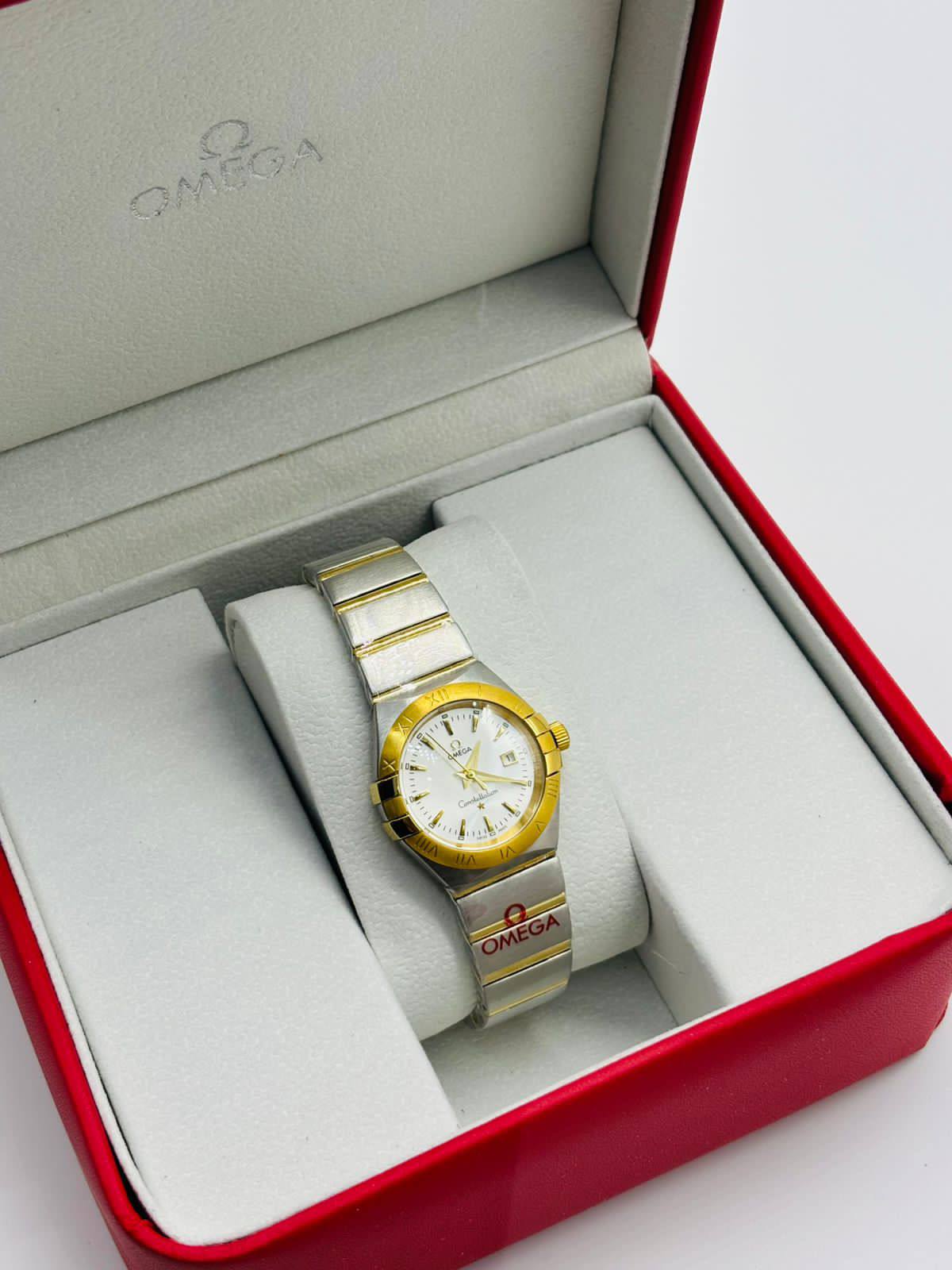 OMEGA LADY 
_Women's ... New style.

270 dhs💓
____WITH BOX ______❒
🎁🎁🎁

Zain108
♥️♥️♥️