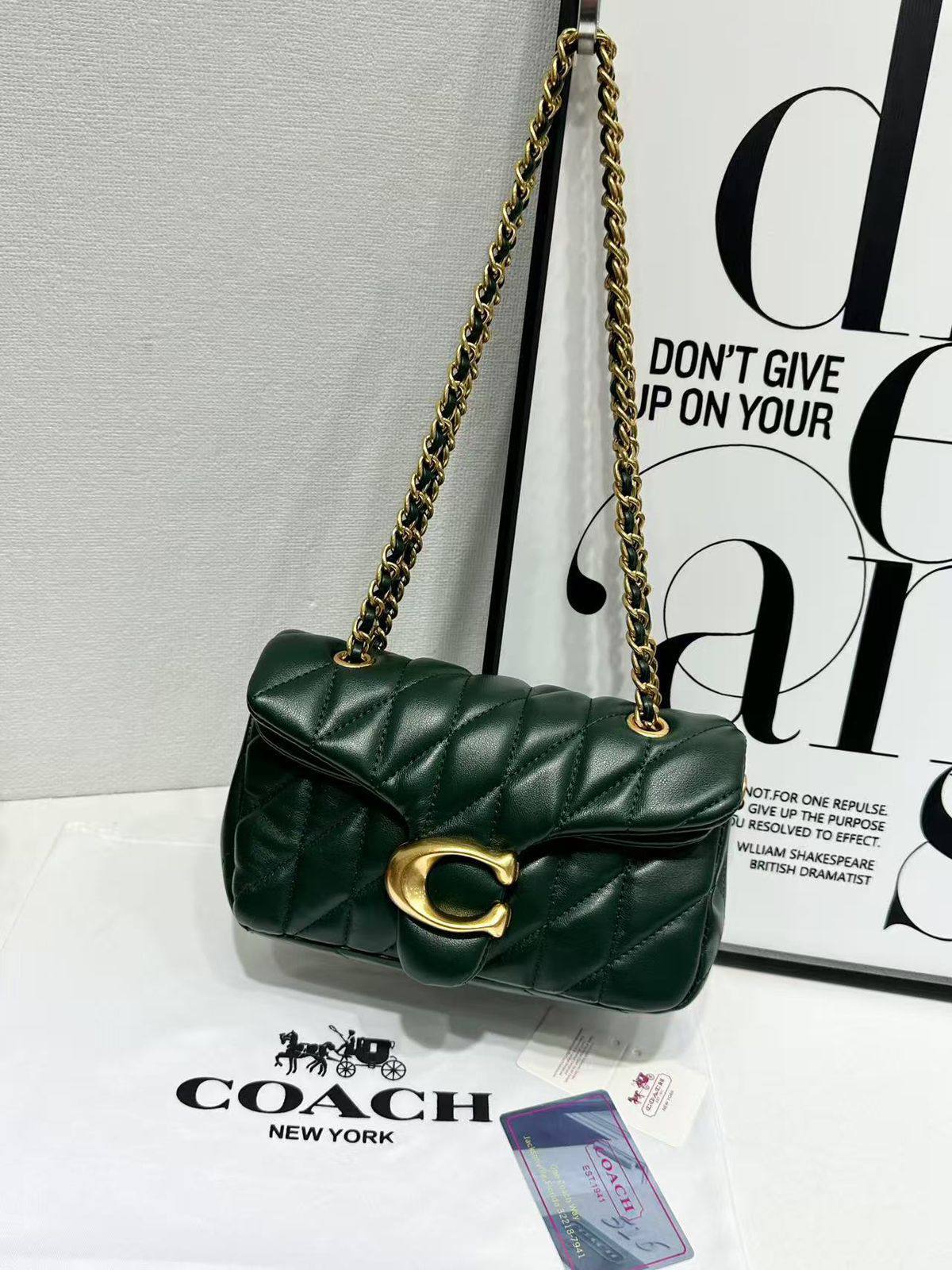 COACH 
NEW CAME GOOD QUALITY 

WITH BOX 
🎁🎁🎁

110 dhs❣️
Size: 22cm

Zain39
♥️♥️♥️