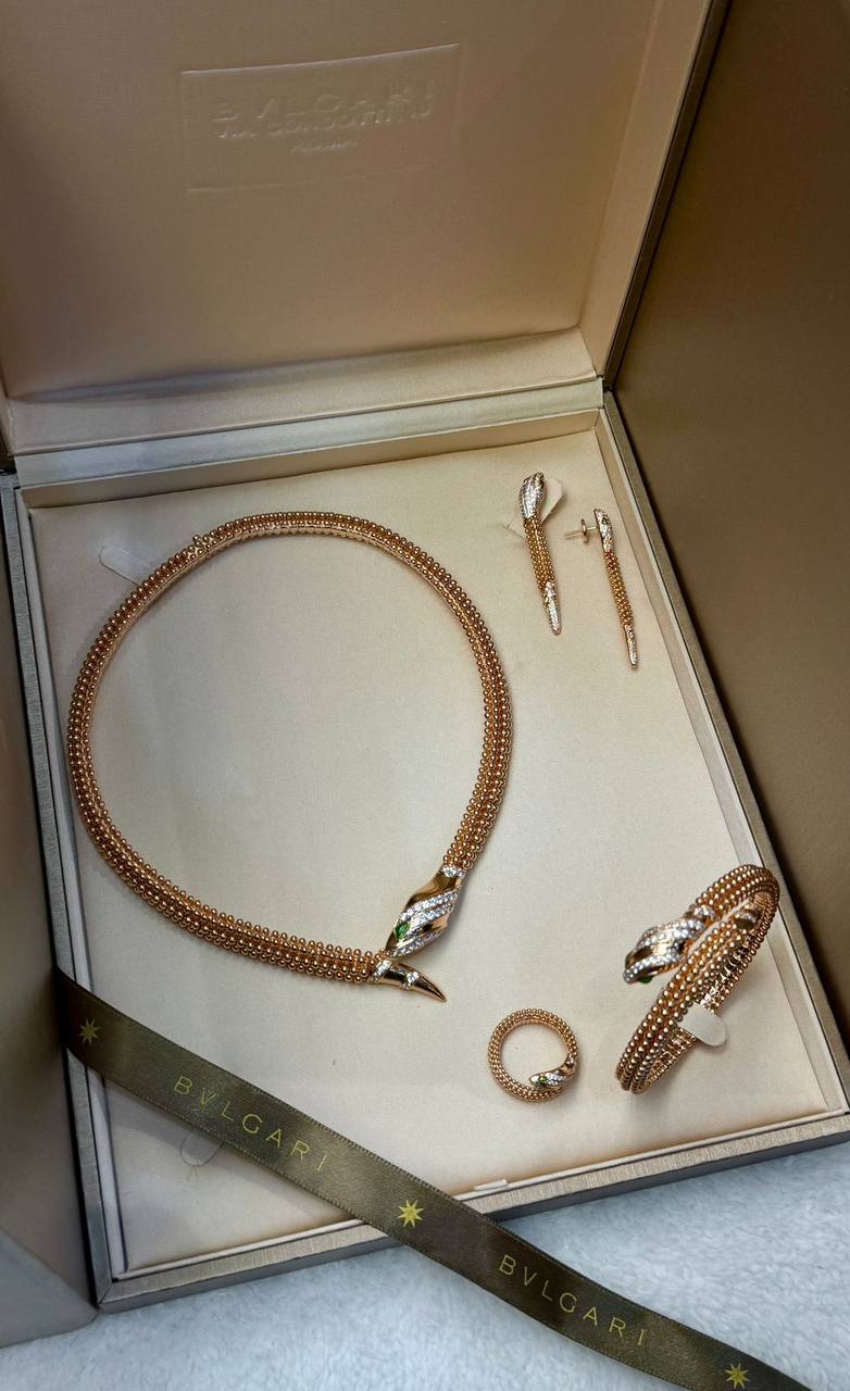 Bvlgari Set 
Super Master Quality 👌👌
835 dhs👑 with normal big box
975 dhs👑 with original box

Zain209
♥️♥️♥️