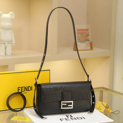 FENDI

Best quality 
with box

130 dhs🇦🇪🇦🇪


size 25CM

Zain290
♥️♥️♥️