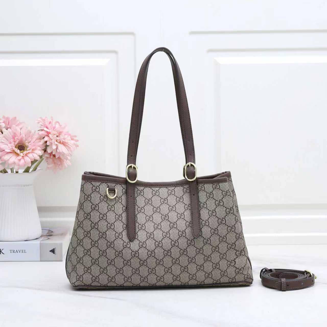 Gucci
Good Quality 
With Box 
🎁🎁🎁

115 dhs🪙🌨️

Zain250
♥️♥️♥️