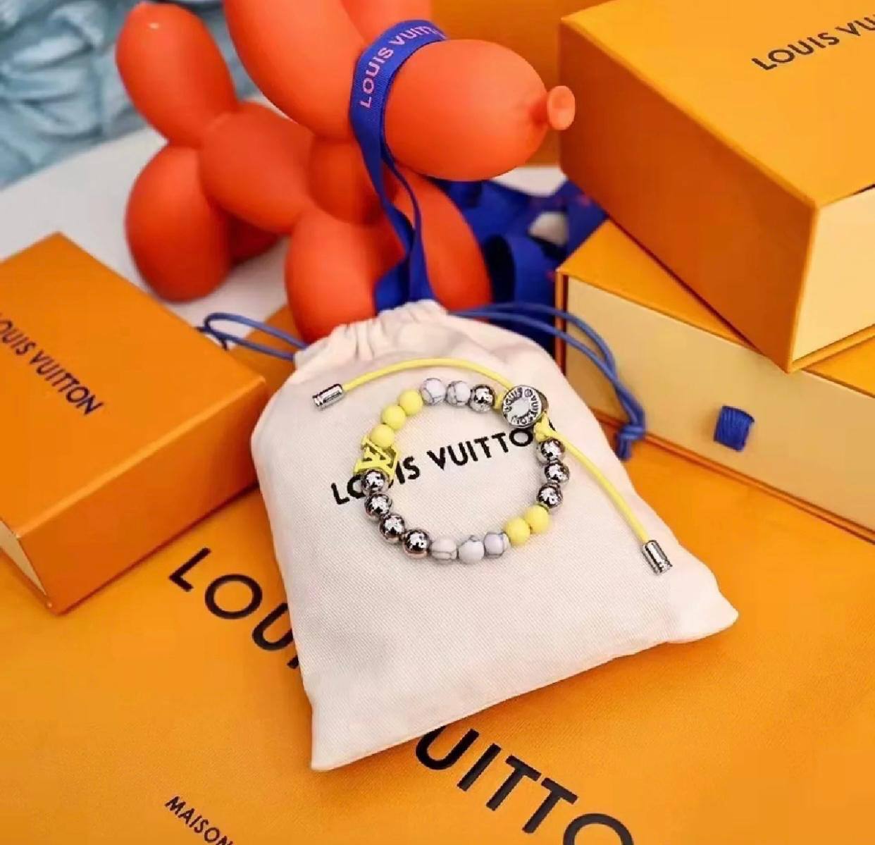 LV 
Master Bracelet 
90 dhs🪙🌨️

Zain32
♥️♥️♥️