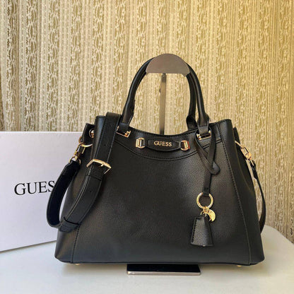 Guess tote
Size: 34 * 24 * 12 cm
95 dhs🪙💕

Zain115
♥️♥️♥️