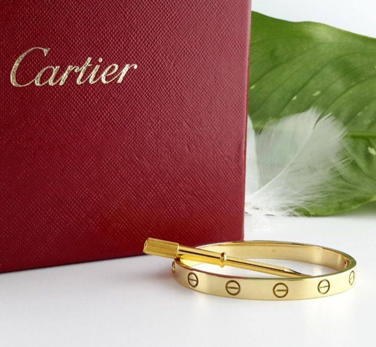 Cartier ❤️‍🔥*
Love Bangle💥
Super master quality 💯
Size available 16,17,18,19,20
With normal boxes 📦 
50 dhs✅
With master box 🗃️ 
85 dhs✅

Zain216
♥️♥️♥️