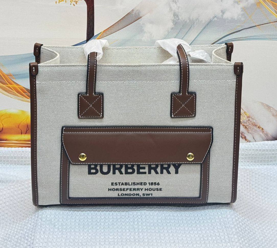 Burberry
Best quality
100 dhs🗽
size 36cm

Zain158
♥️♥️♥️