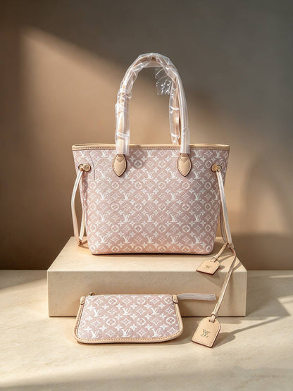 LV
best quality 

with box

125 dhs🇦🇪🇦🇪🇦🇪

size41CM
Zain290
♥️♥️♥️