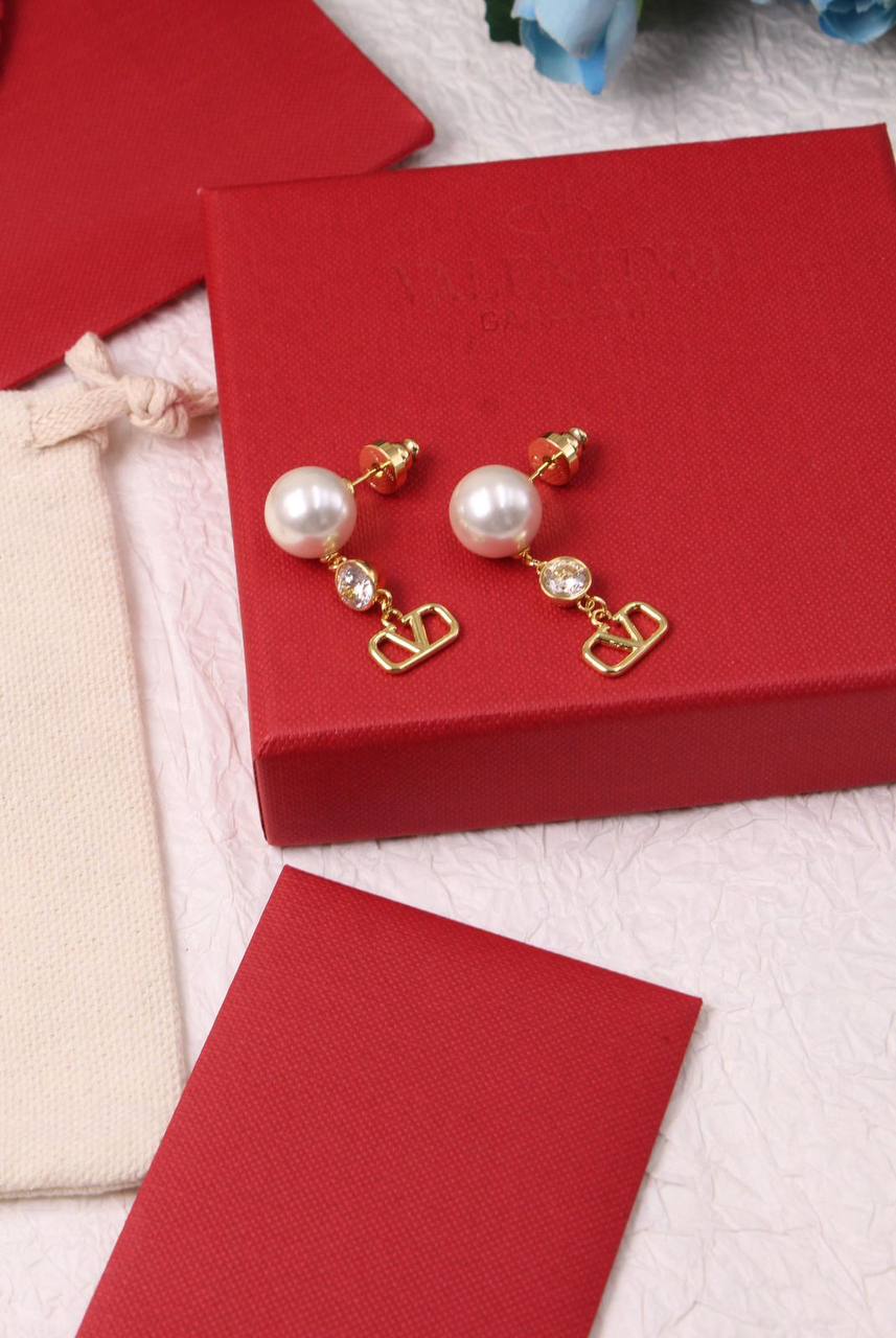 VALENTINO ❤️
↗️ *Super Master Quality ®️*
* *New Collection* 
 METAL NECKLACE with Stone & Pearls with EARINGS  ®️

*170 dhs✅* with *Normal* box & Bag
*220 dhs✅* with *Orignal* Packaging

Zain106
♥️♥️♥️