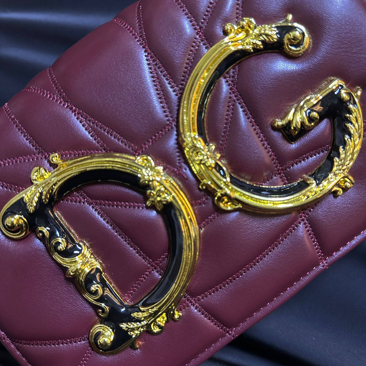 D&G
copy one 
with box 
210 dhs🇦🇪🇦🇪

Zain295
♥️♥️♥️
