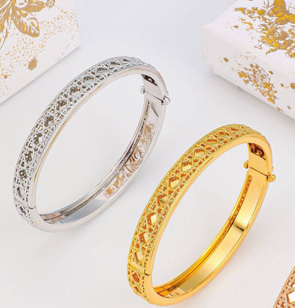 Dior ❤️‍🔥*
Bangle ✨
Ring 💍 size available 👇
6,7,8,9
Master quality 💯
With normal boxes 📦 
130 dhs✅
With master box 🗃️ 
150 dhs✅

Zain216
♥️♥️♥️
