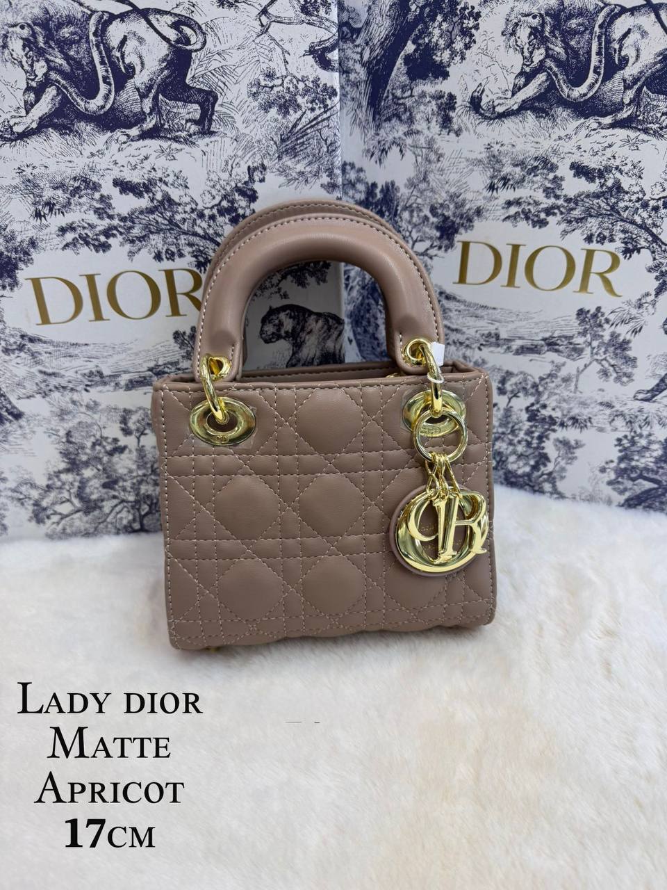 Dior
 (𝐥𝐚𝐝𝐲)
𝐰𝐢𝐭𝐡 𝐛𝐨𝐱 
🎁🎁🎁

𝐥𝐞𝐚𝐭𝐡𝐞𝐫 𝐦𝐚𝐭𝐭𝐞
𝐬𝐢𝐳𝐞:17𝐜𝐦
100 dhs🪙🖤

Zain56
♥️♥️♥️
