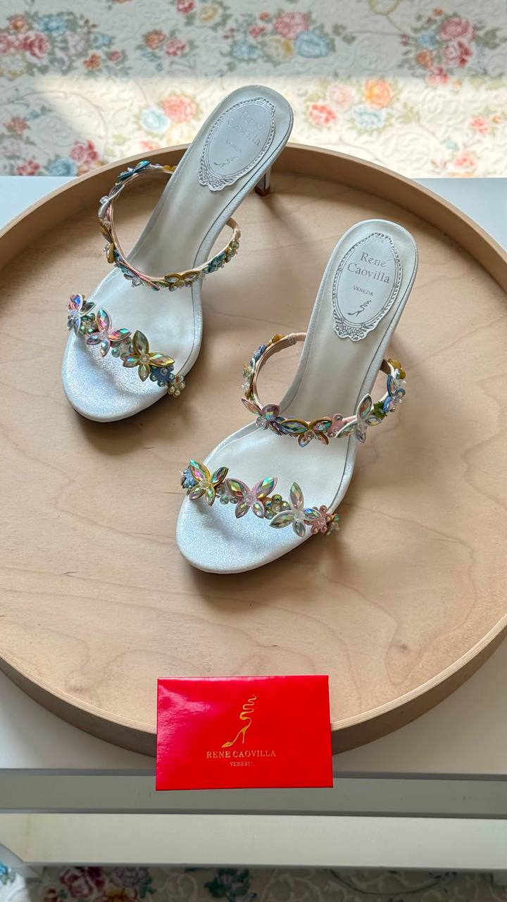 RENE CAOVILLA
Master quality 
Size: 36 to 41
450 dhs✅

Zain318
♥️♥️♥️