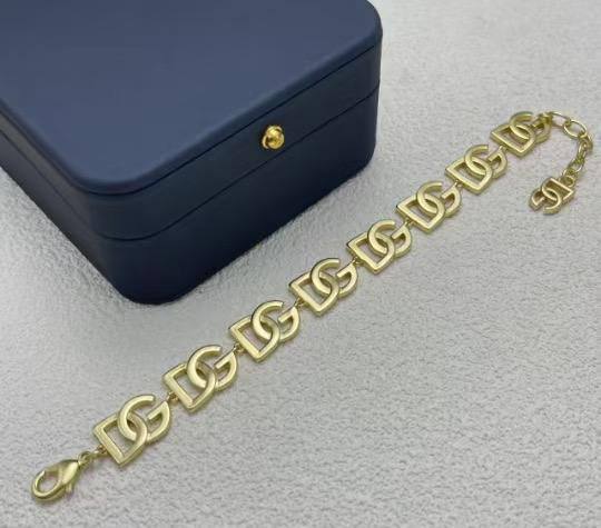 D&G💥*
Necklace ❣️
Breslat 🦋
Master quality 💯
With normal boxes 📦 
And paper bag 🛍️
130 dhs✅

Zain216
♥️♥️♥️