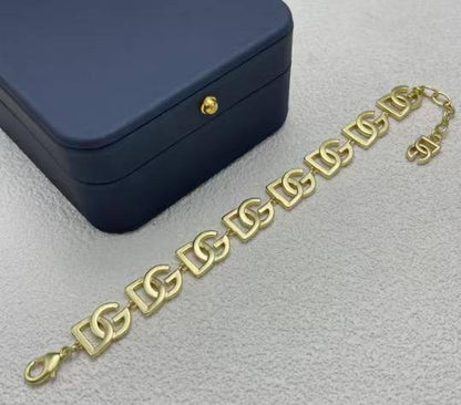 D&G💥*
Necklace ❣️
Breslat 🦋
Master quality 💯
With normal boxes 📦 
And paper bag 🛍️
130 dhs✅

Zain216
♥️♥️♥️