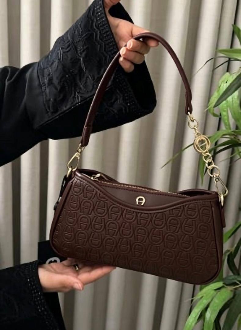 Aigner
90 dhs✅
with box
size 22cm

Zain26
♥️♥️♥️
