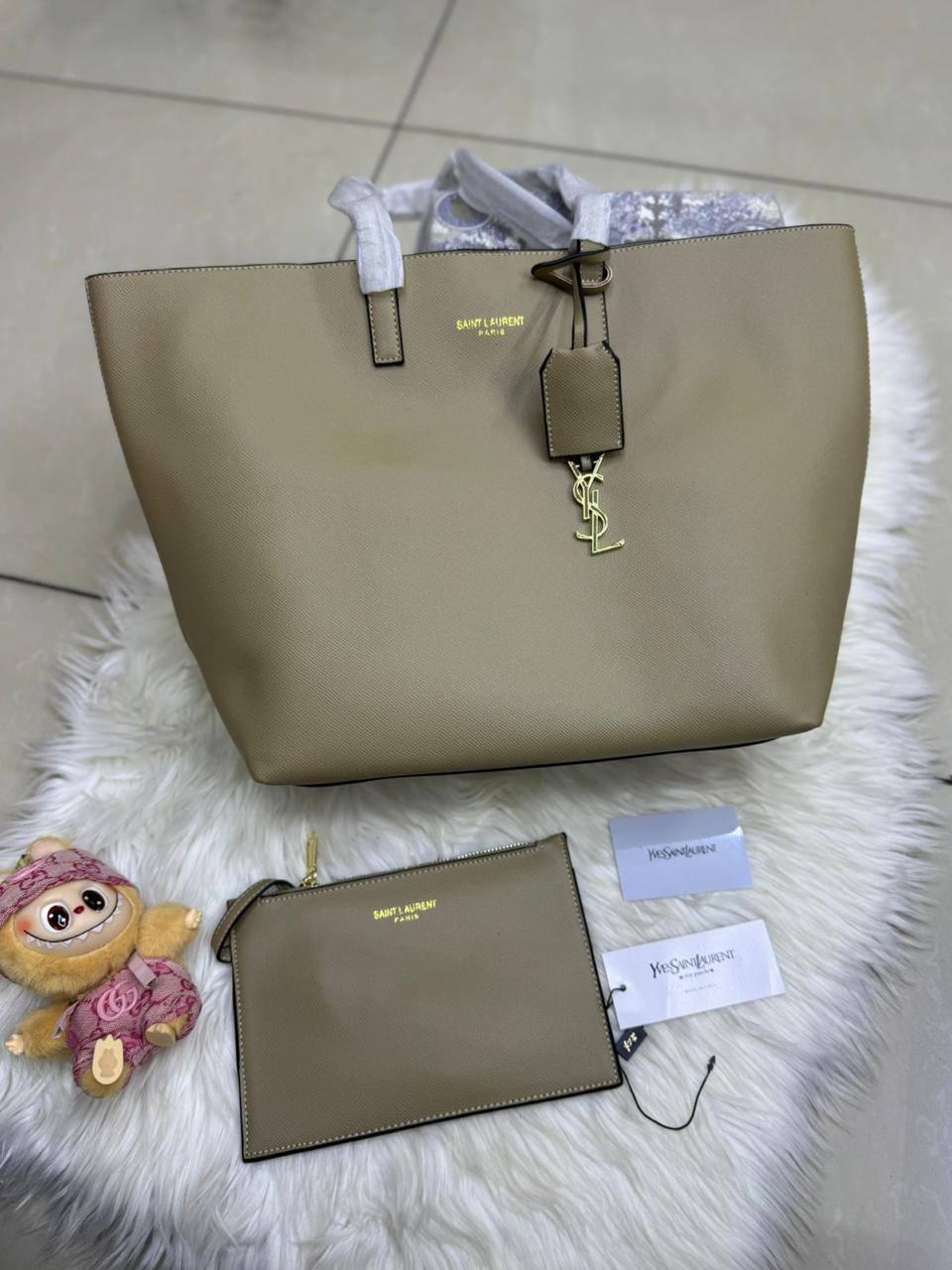 ❤️ Ysl Tote
1️⃣ First quality 
Size : 48 * 31 cm
100 dhs✅

Zain115
♥️♥️♥️