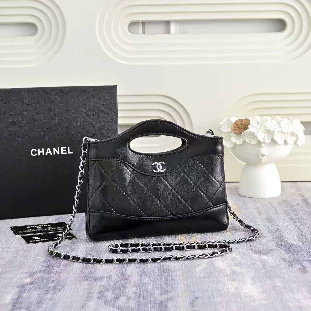 Chanel 
95 dhs✅
with box
size 20×3×14cm

Zain42
♥️♥️♥️