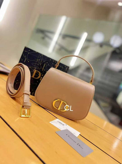 Dior 
Good  Quality 
With Box 
🎁🎁🎁

90 dhs🪙💕

Zain250
♥️♥️♥️