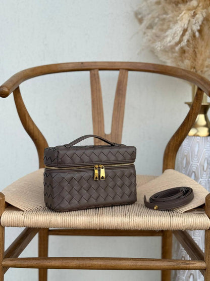 BOTTEGA VENETA
20cm
330 dhs🇦🇪
Top quality 
With box🎁

Zain167
♥️♥️♥️