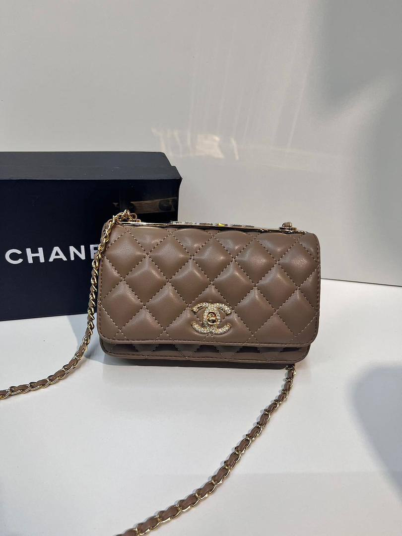 Chanel
80 dhs🪙🌨️

with box
🎁🎁🎁

size 19×4×11cm

Zain213
♥️♥️♥️