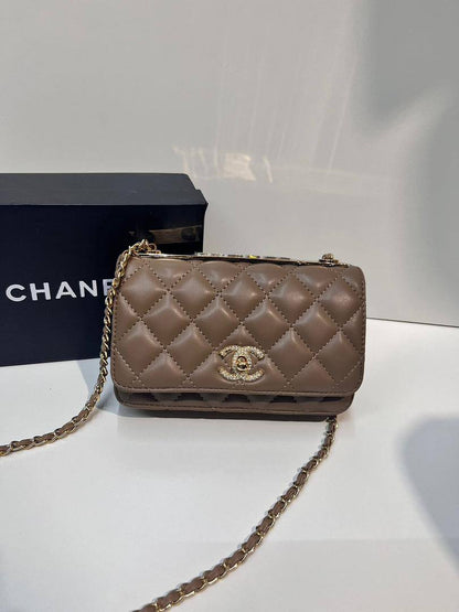 Chanel
80 dhs🪙🌨️

with box
🎁🎁🎁

size 19×4×11cm

Zain213
♥️♥️♥️