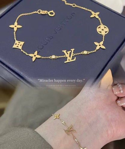 LV
Bracelet 🦋
Master quality 💯
With normal boxes 📦 
50 dhs❣️
With master box 🗃️ 
65 dhs❣️

Zain216
♥️♥️♥️