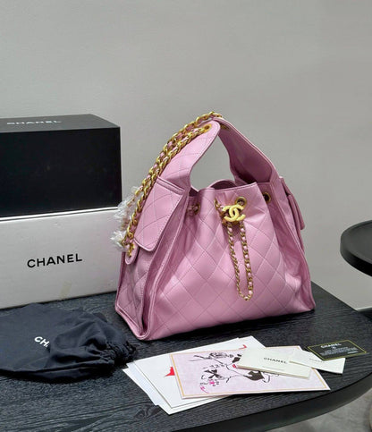 Chanel 
good quality, size... 28 * 35 cm
110 dhs❣️

Zain12
♥️♥️♥️