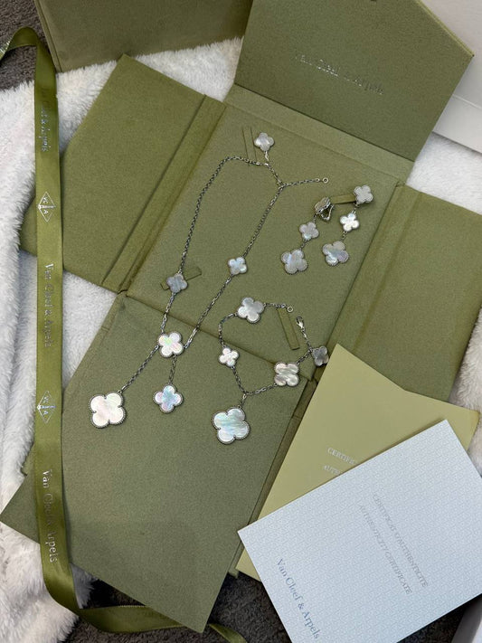 Vancleef Set
with normal box 🎁
320 dhs🪙🌨️

with original box 
🎁🎁🎁
400 dhs🪙🌨️

Zain209
♥️♥️♥️