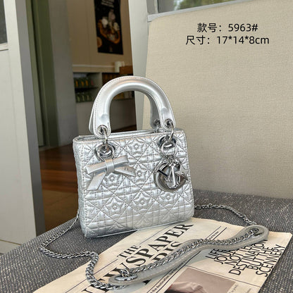 DIOR

best quality 
with box
130 dhs🇦🇪🇦🇪🇦🇪

size17CM
Zain290
♥️♥️♥️