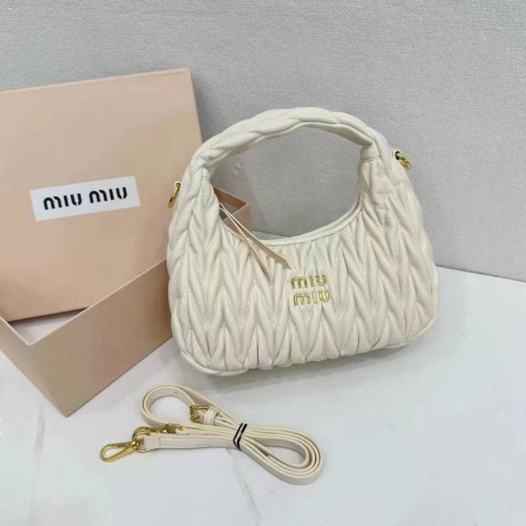 MIU MIU
Best quality WITH BOX
95 dhs💛
size 20CM

Zain290
Zain17
♥️♥️♥️