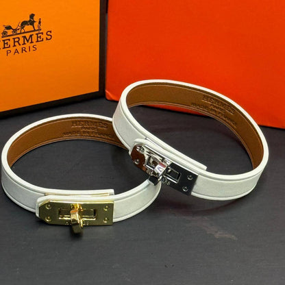 Hermes ❤️‍🔥*
Bracelet ✨
With black boxes 
20 dhs❤️
With normal boxes 🗃️ 
And paper bag🛍️
30 dhs❤️

Zain216
♥️♥️♥️