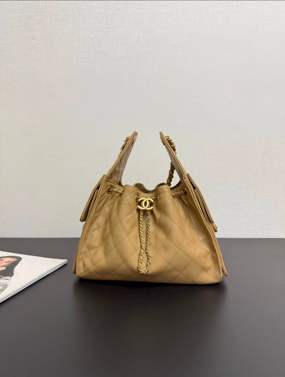Chanel
110 dhs💓
size 25×13×26cm

Zain42
♥️♥️♥️