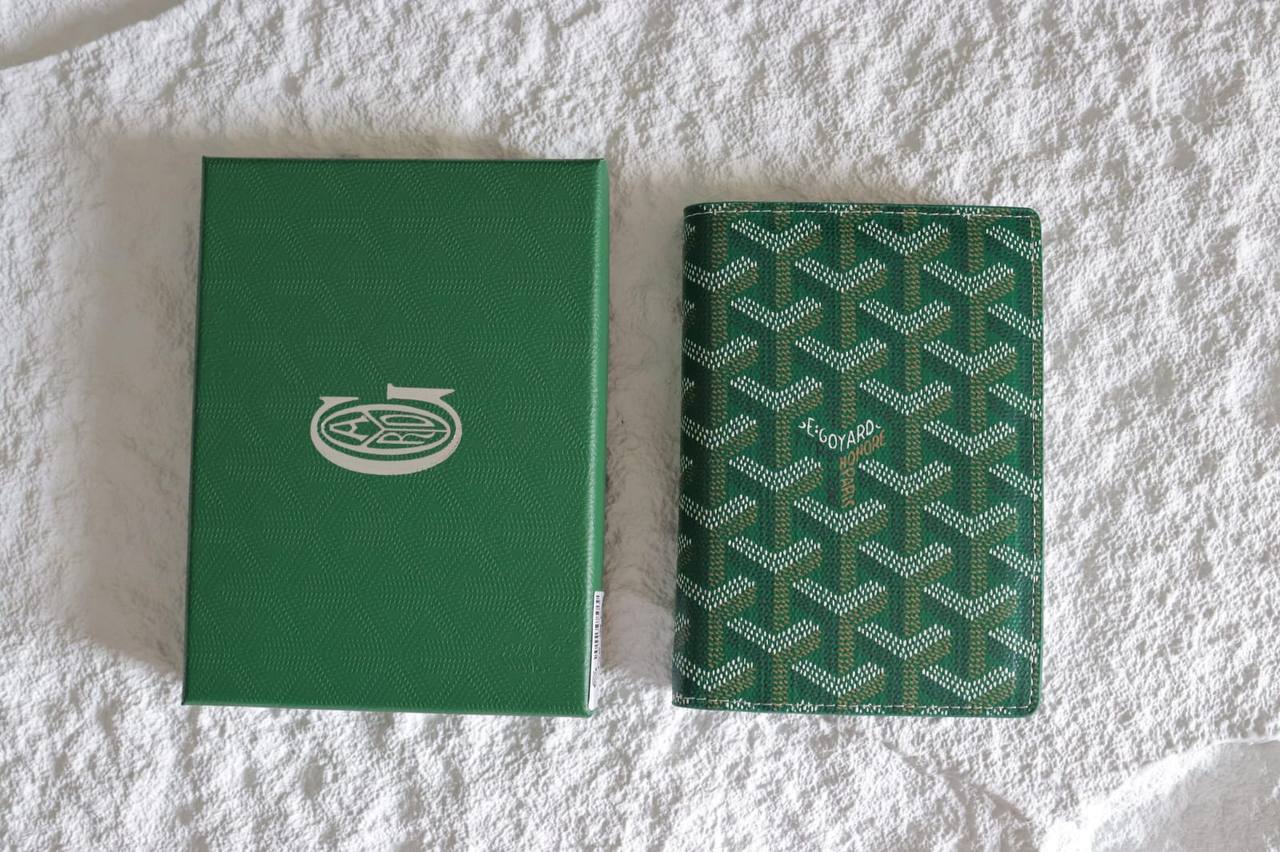 LV - Goyard
Master Quality
Passport Cover 
105 dhs✅

Zain33
♥️♥️♥️